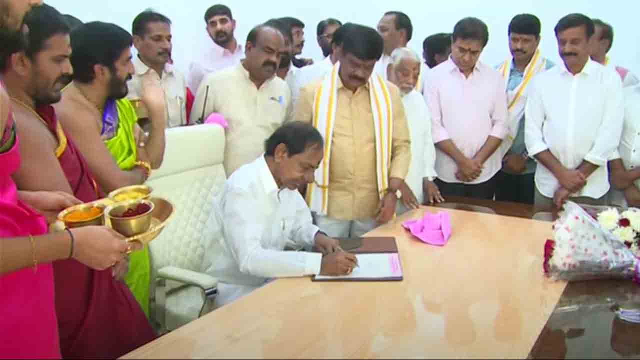 CM KCR | పార్టీ అధ్య‌క్షుడి హోదాలో ఛాంబ‌ర్‌లో ఆసీనులైన సీఎం కేసీఆర్