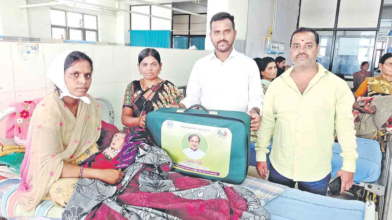 Government hospitals |  తల్లికి న్యూట్రిషన్‌ కిట్‌.. బిడ్డకు కేసీఆర్‌ కిట్‌.. ప్రభుత్వ దవాఖానల్లో పెరుగుతున్న సాధారణ ప్రసవాలు