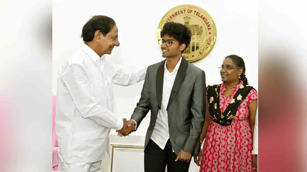 CM KCR | గ్రాండ్ మాస్ట‌ర్ ప్ర‌ణీత్‌ను దీవించిన ముఖ్య‌మంత్రి కేసీఆర్