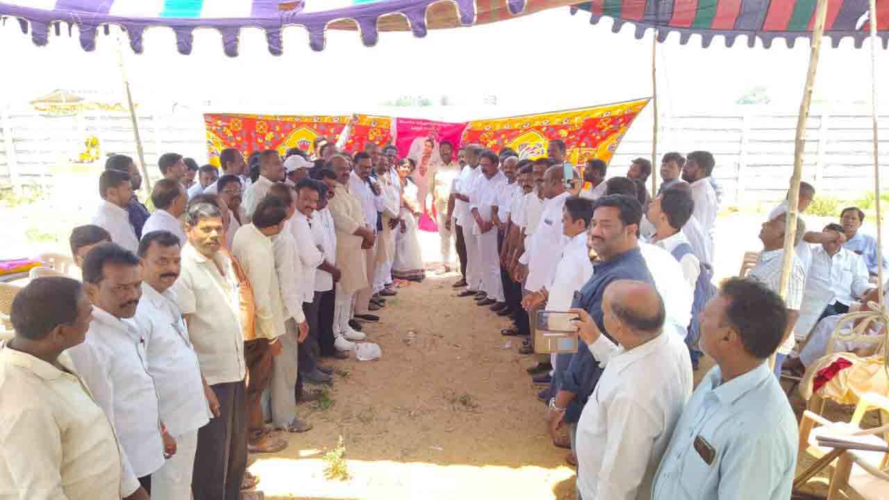 CM KCR | ముఖ్యమంత్రి కేసీఆర్ చిత్రపటానికి విశ్వబ్రాహ్మణుల క్షీరాభిషేకం