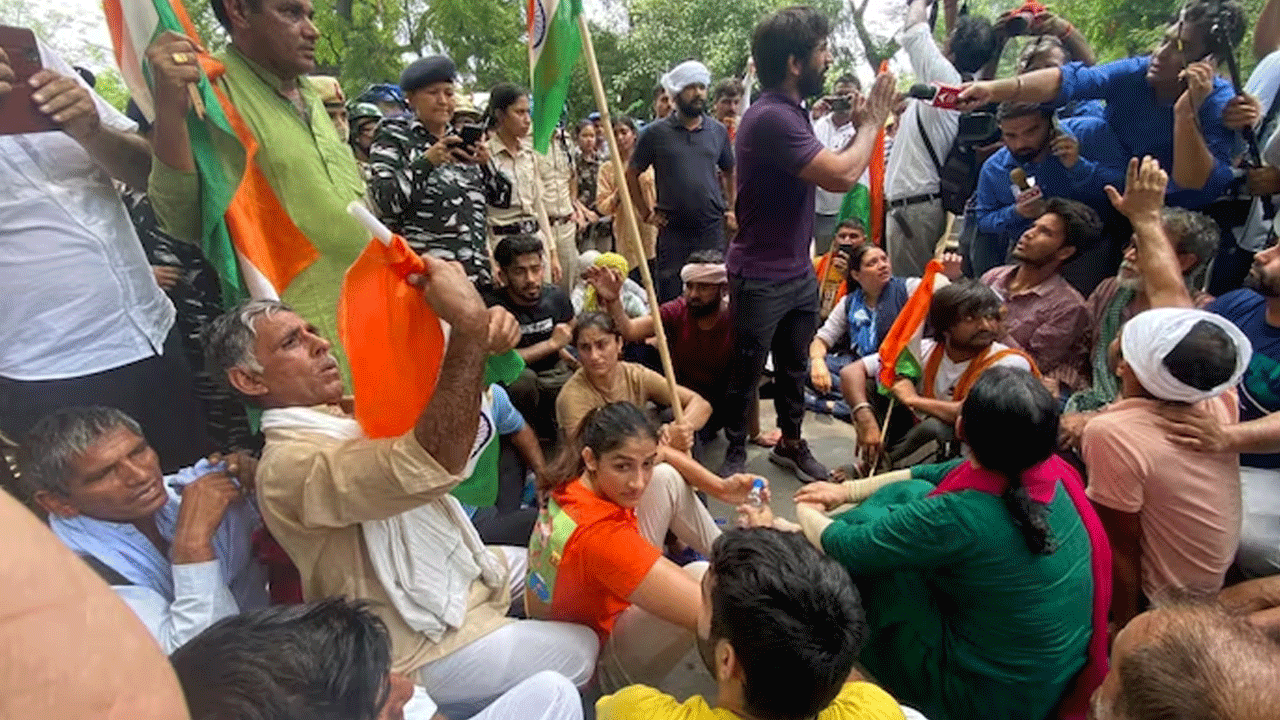 Wrestlers | పార్ల‌మెంట్ భ‌వ‌నం ప్రారంభం రోజే ప్ర‌జాస్వామ్యం ఖూనీ : మ‌హిళా రెజ్ల‌ర్లు