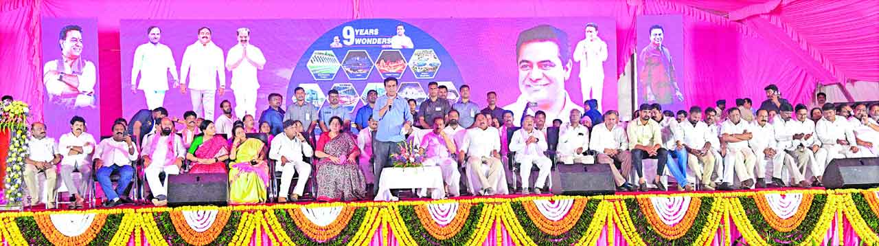 అభివృద్ధి పనుల్లో వేగం పెంచాలి