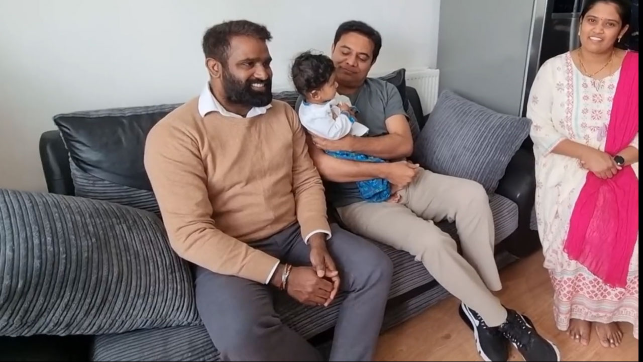 Minister KTR: పిల్లోడిని భుజాల‌పై ఎత్తుకుని ఆడించిన‌ మంత్రి కేటీఆర్‌.. వీడియో