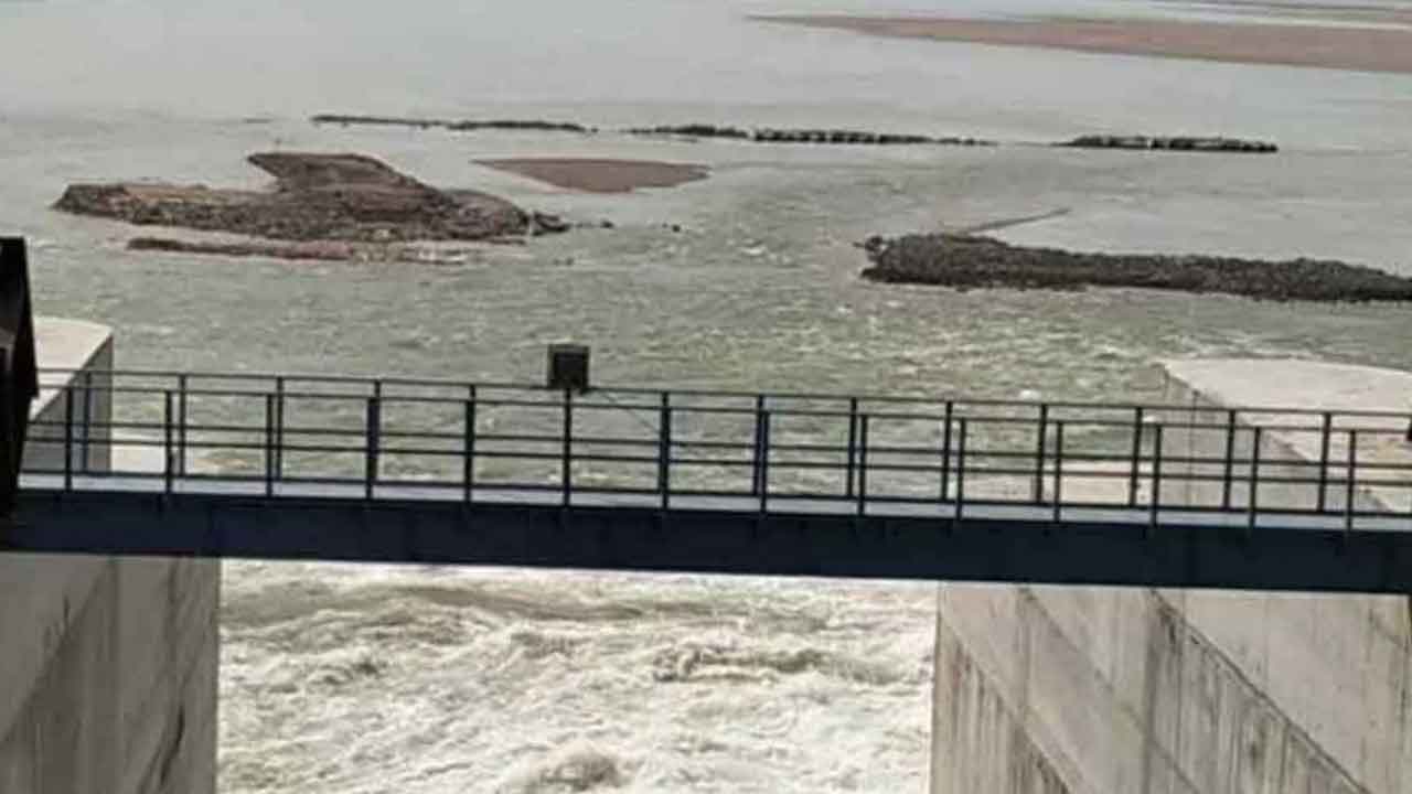 లక్ష్మీ బరాజ్‌ 4 గేట్లు ఎత్తివేత