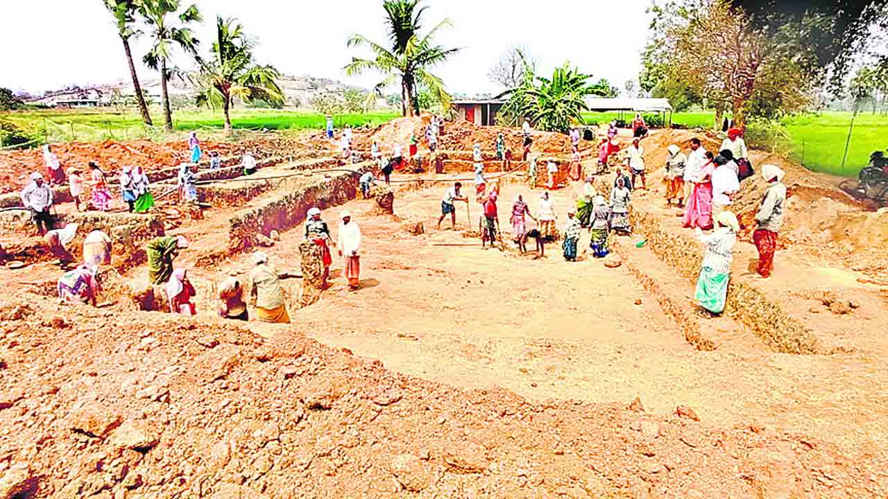 ఇంటి వద్దే వేతనం