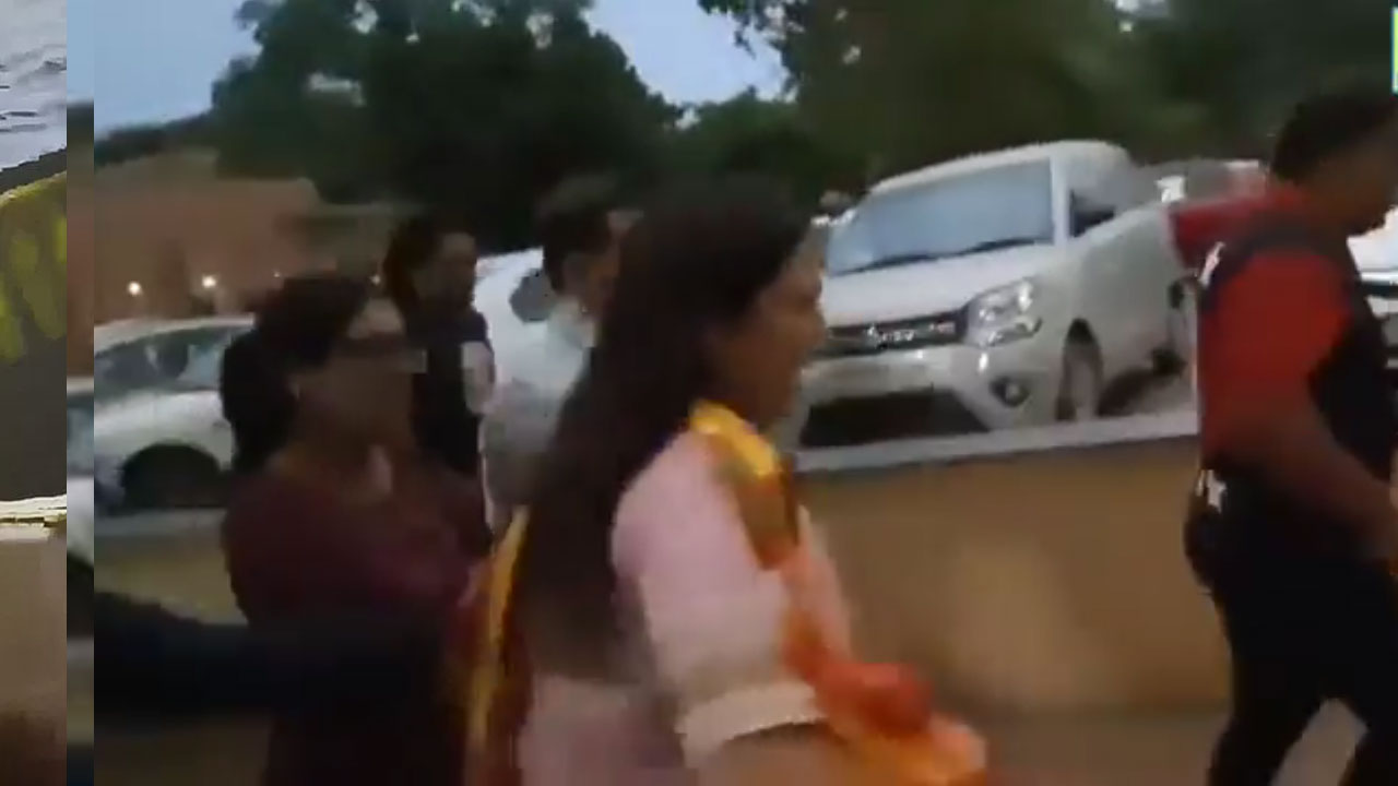 Meenakshi Lekhi: రెజ్ల‌ర్ల గురించి ప్ర‌శ్నిస్తే.. ప‌రుగులు తీసిన కేంద్ర మంత్రి