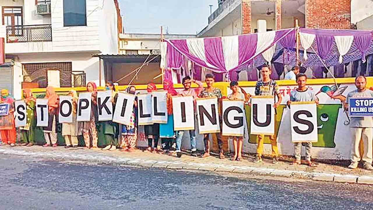 Stop killing us |  ప్రధాని క్షమాపణ చెప్పాలి.. పారిశుద్ధ్య కార్మికుల డిమాండ్‌