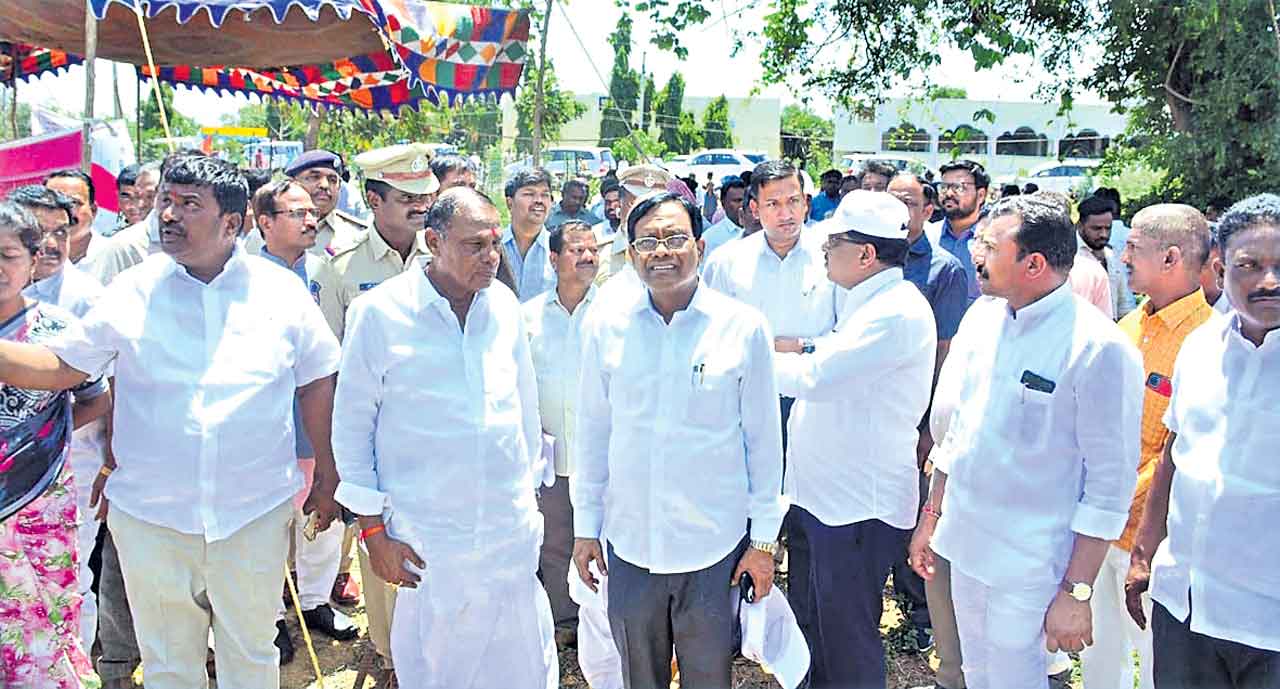 సంస్కృత వర్సిటీ జిల్లాకు గర్వకారణం