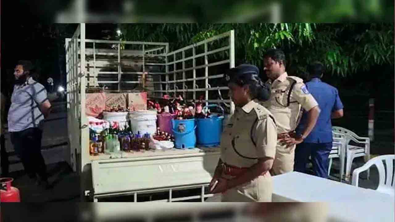 Hyderabad | మాదాపూర్‌లో కార్డ‌న్ సెర్చ్.. 400 మ‌ద్యం బాటిళ్లు స్వాధీనం