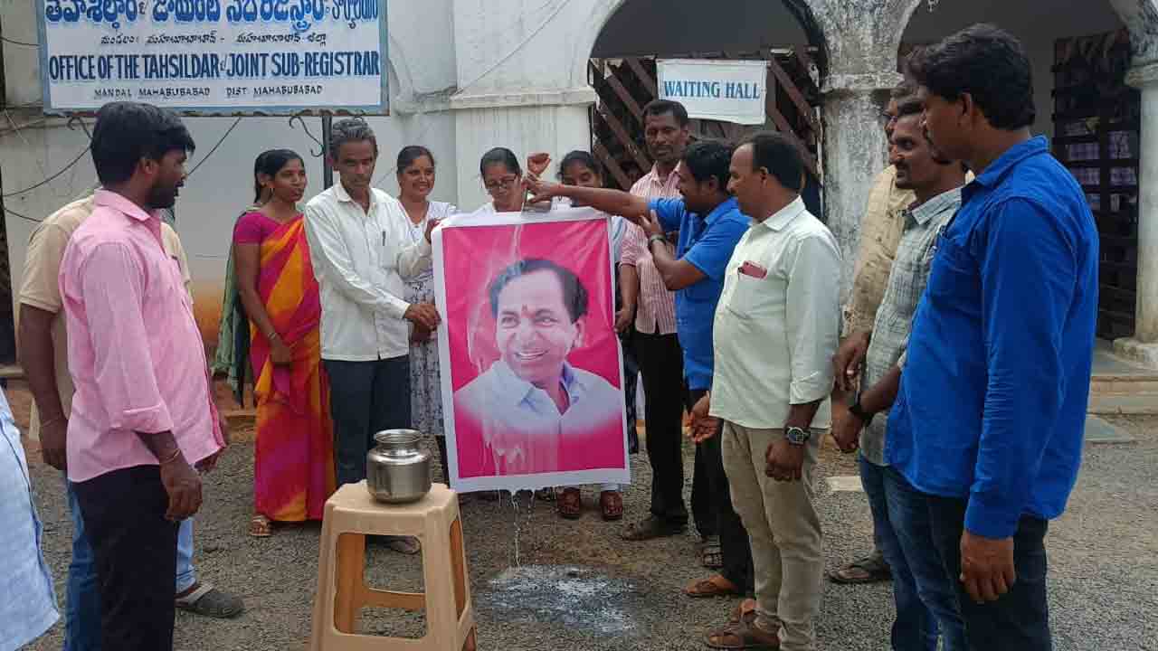 CM KCR | రాష్ట్రవ్యాప్తంగా వీఆర్‌ఏల సంబరాలు.. సీఎం కేసీఆర్‌ చిత్రపటాలకు క్షీరాభిషేకాలు