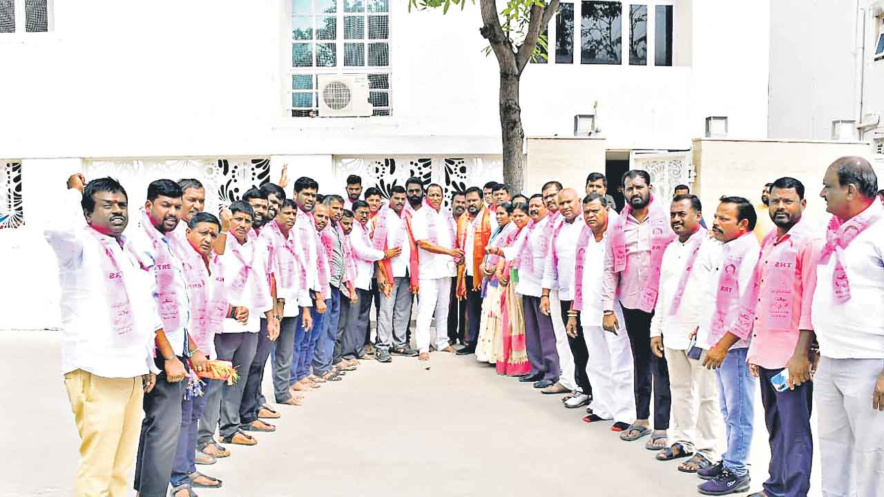 ఎన్నికల నాటికి కాంగ్రెస్‌, బీజేపీ ఖాళీ