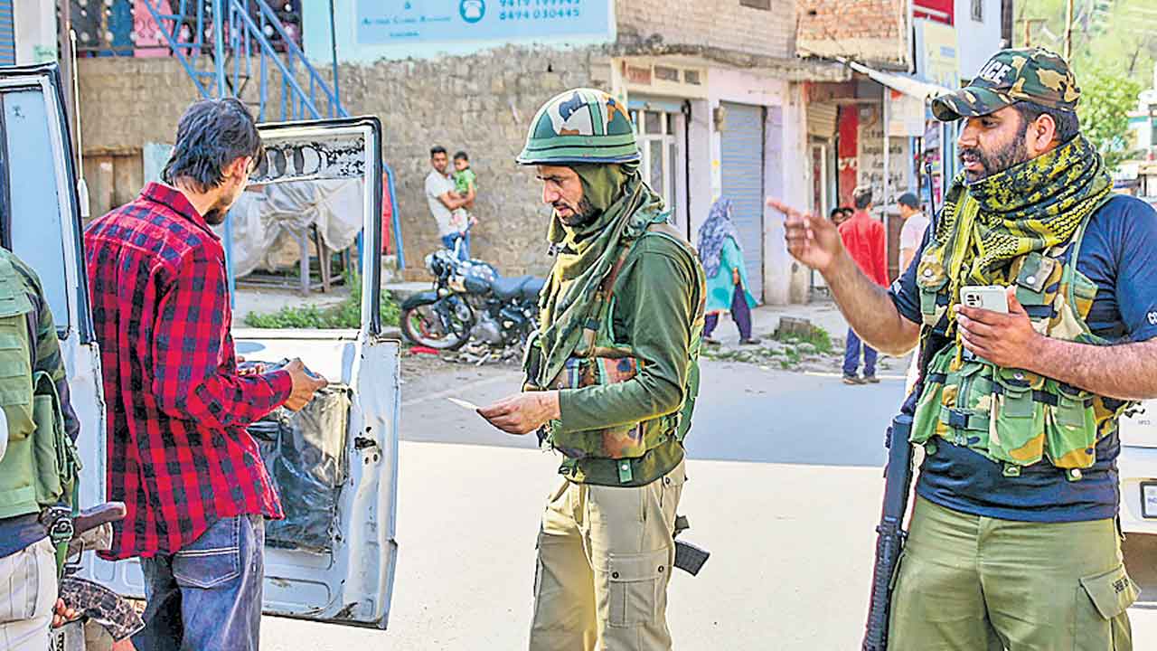 Manipur violence |  మత రాజకీయాల చిచ్చు.. మణిపూర్‌లో అల్లర్లకు ఇదే ప్రధాన కారణం