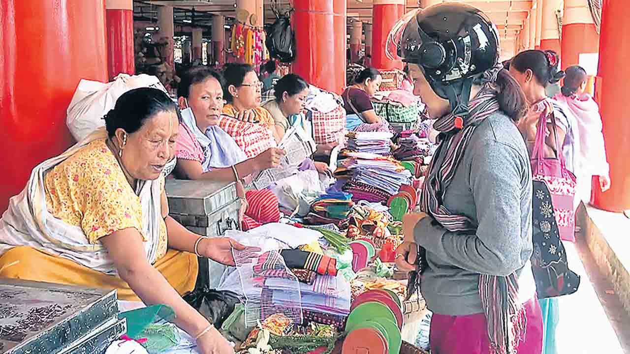 పతకాలు వెనక్కి ఇచ్చేస్తాం