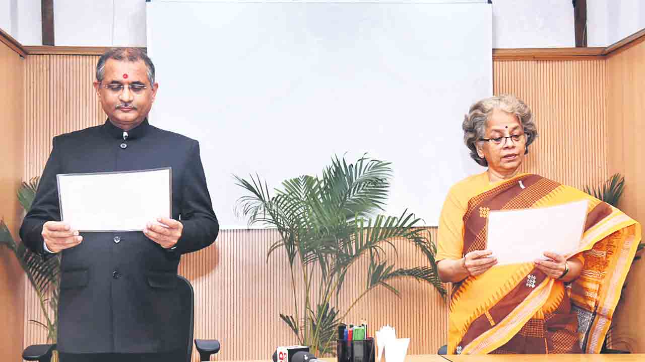 యూపీఎస్సీ చైర్మన్‌గా మనోజ్‌ సోనీ ప్రమాణం