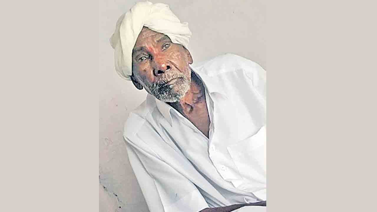 Siddipet |  సిద్దిపేట జిల్లాలో విషాదం.. కొడుకుల వంతుల జీవితంపై విరక్తితో చితి పేర్చుకొని వృద్ధుడి ఆత్మాహుతి