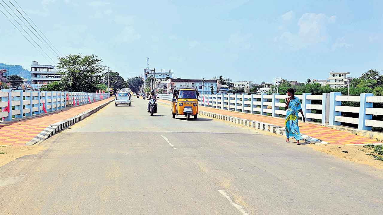 Hyderabad to Medak |  2.10 గంటల్లోనే మెదక్‌ టూ హైదరాబాద్‌.. రోడ్ల అభివృద్ధితో వేగంగా గమ్యస్థానానికి
