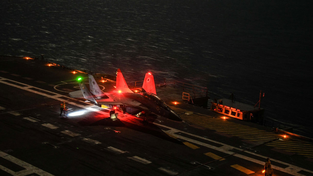 Night Landing: యుద్ధ నౌక విక్రాంత్‌పై మిగ్‌29 నైట్ ల్యాండింగ్‌.. వీడియో