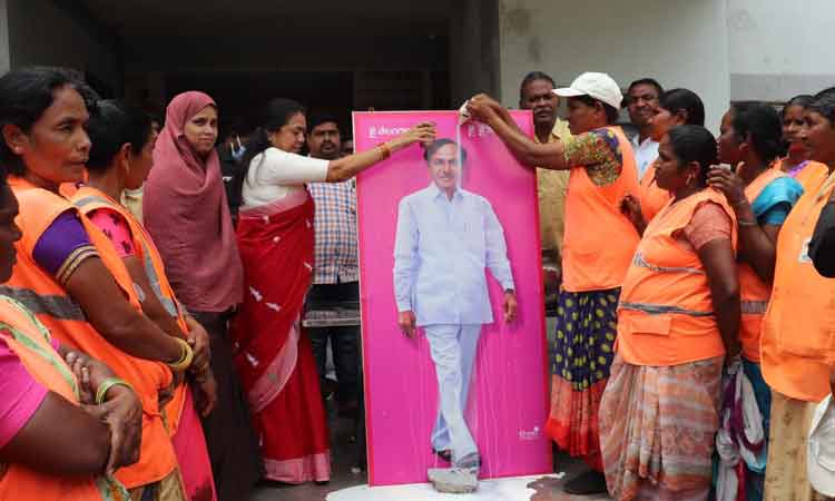 పారిశుధ్య కార్మికులకు అండగా సీఎం కేసీఆర్‌