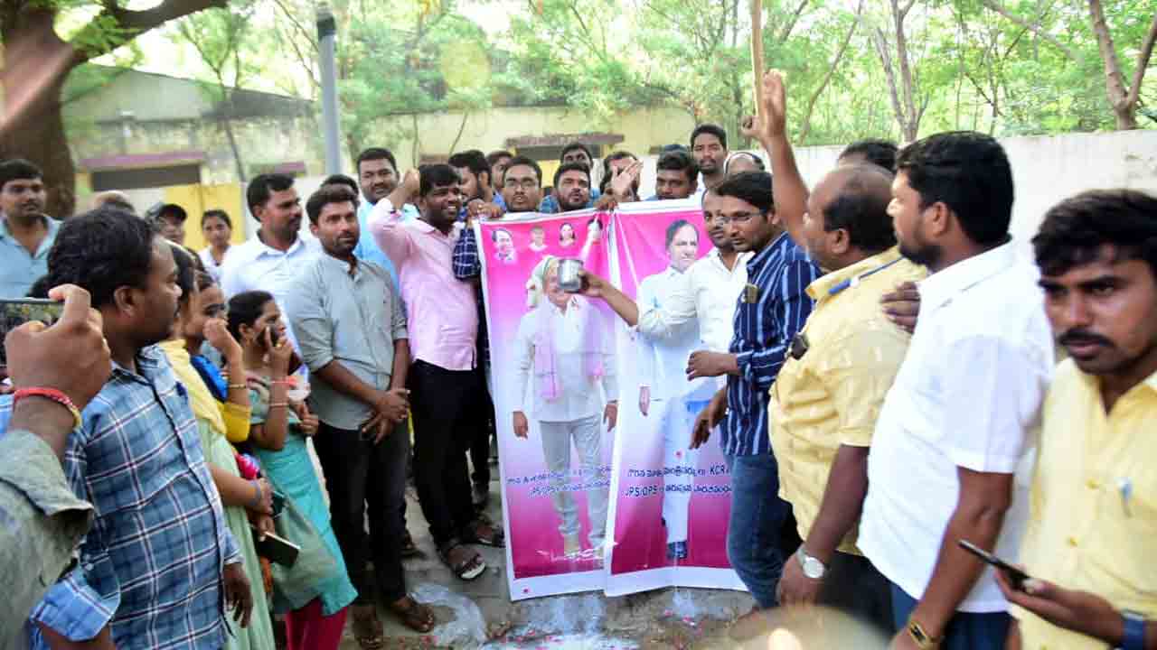 Minister Errabelli | కేసీఆర్‌, ఎర్రబెల్లి చిత్రపటాలకు జేపీఎస్‌ల పాలాభిషేకం