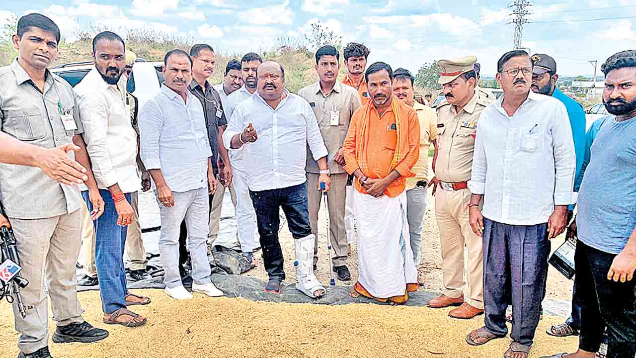 రైతుల కష్టాలపై గవర్నర్‌ స్పందించరేం?