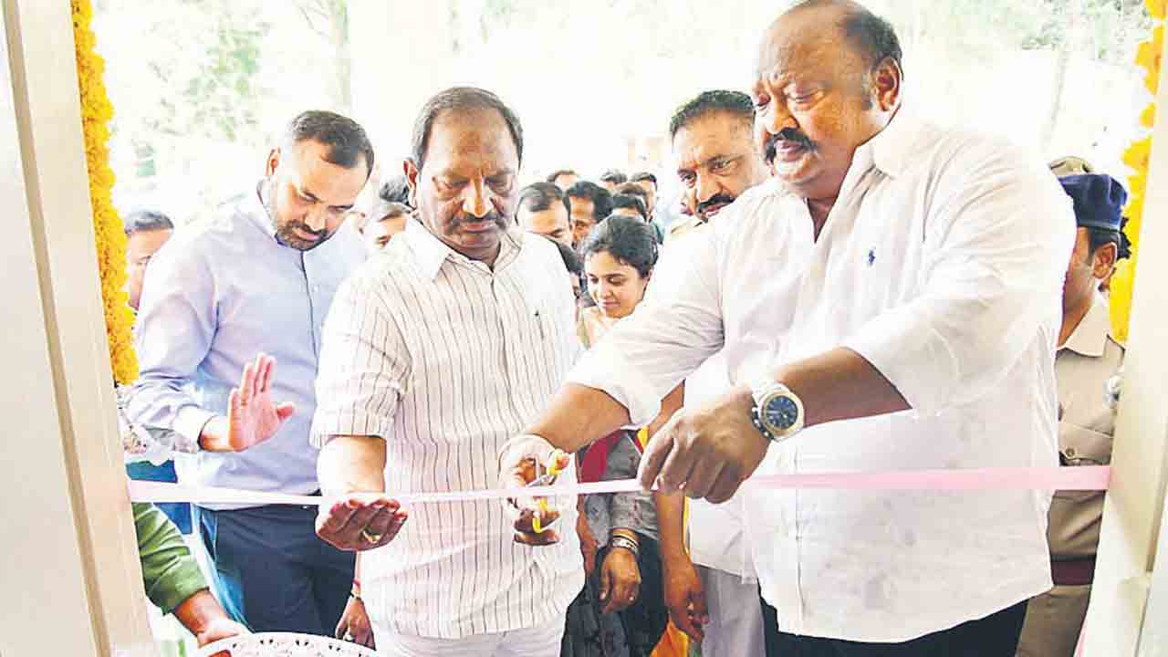 వయోవృద్ధులను గౌరవించాలి