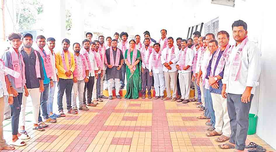 బీజేపీకి షాక్‌ ఇచ్చి బీఆర్‌ఎస్‌లో చేరిక