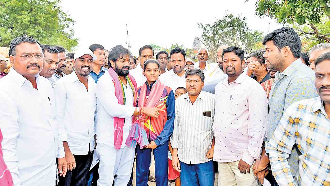 అంతర్జాతీయ సాఫ్ట్బాల్ టోర్నీకి తులసి