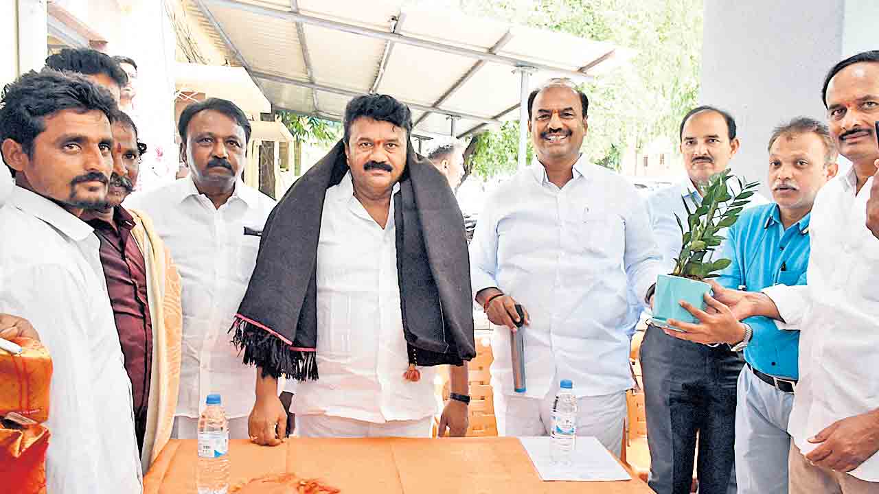 మాదాసి కురువలకు గొర్రెల పంపిణీ