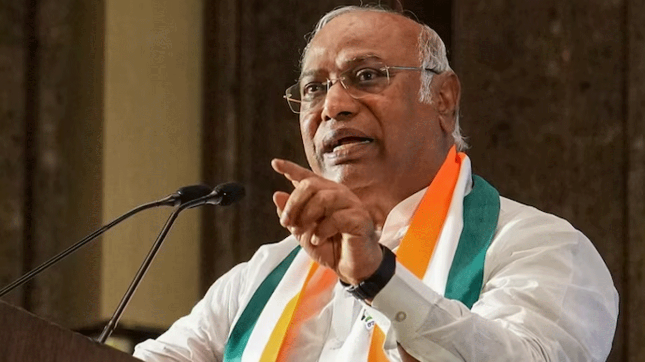 Mallikarjun Kharge | పార్ల‌మెంట్ భ‌వ‌న ప్రారంభానికి రాష్ట్ర‌ప‌తికి అంద‌ని ఆహ్వానం.. ప్ర‌జాస్వామ్య విలువ‌ల‌కు మోదీ స‌ర్కార్ పాత‌ర: ఖ‌ర్గే