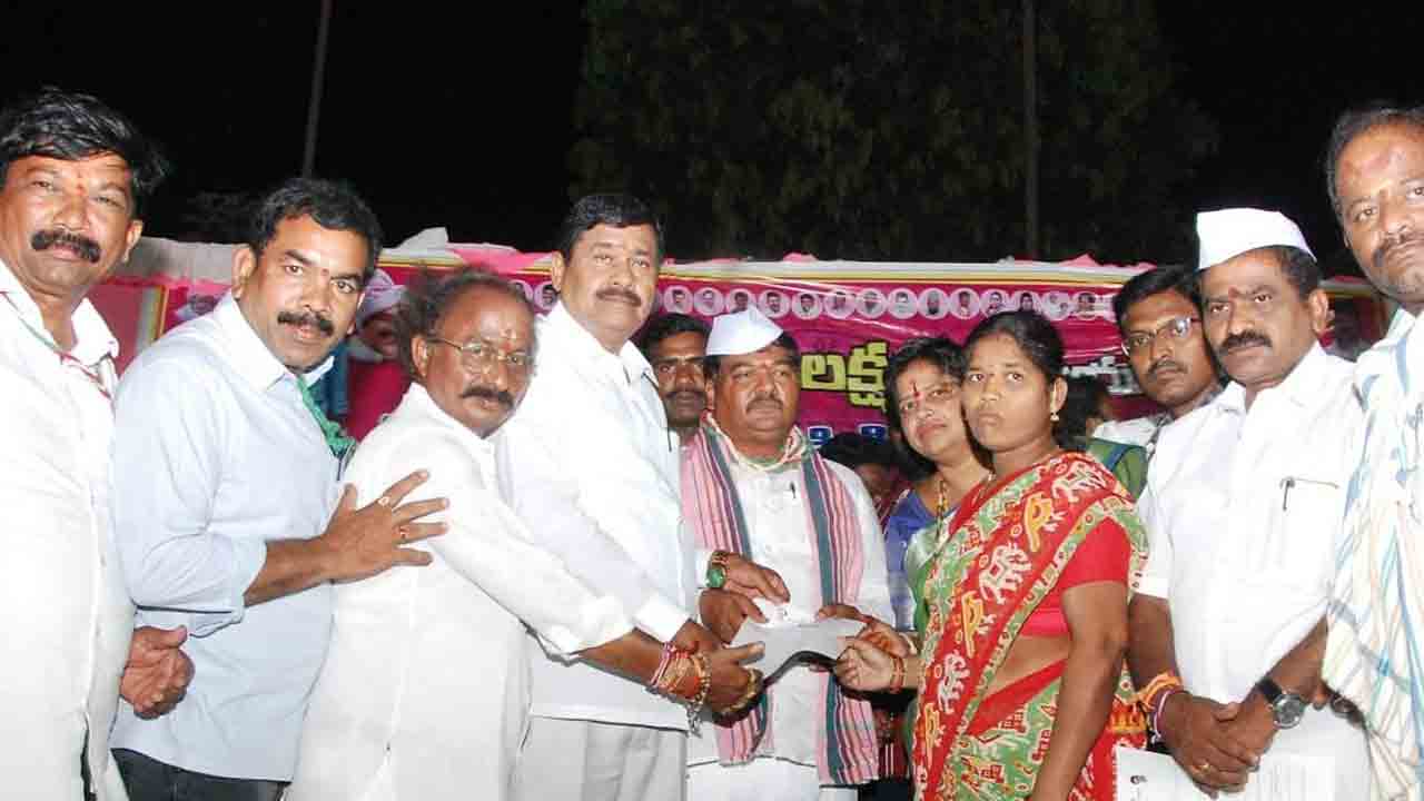 నేతన్నలకు అండగా బీమా పథకం