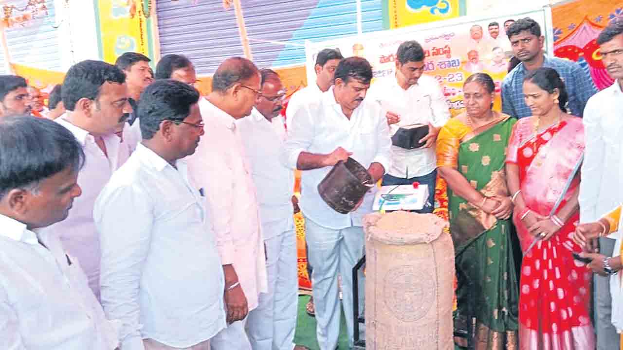 వడ్లు కొంటుండ్రు