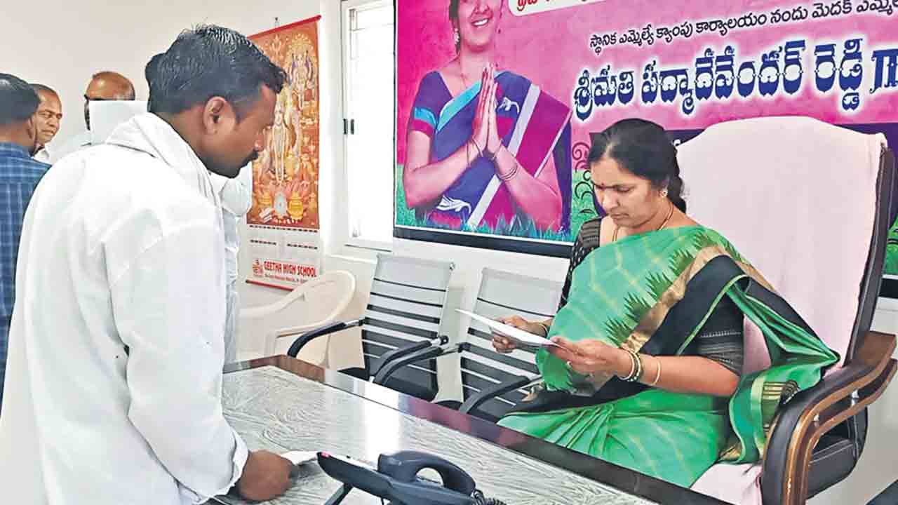 అర్జీలు స్వీకరించి.. ఆలకించి