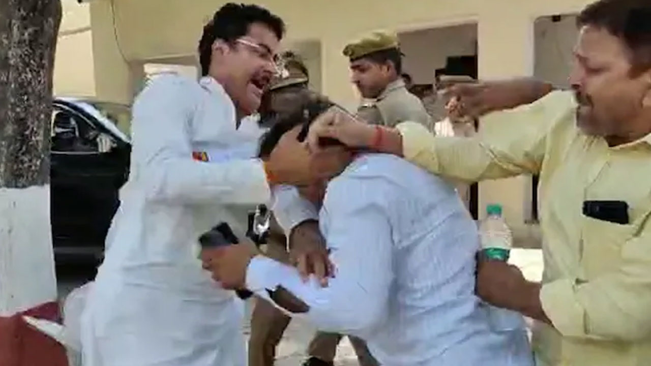 MLA Attack: బీజేపీ నేత భ‌ర్త‌ను చిత‌క‌బాదిన ఎస్పీ ఎమ్మెల్యే.. వీడియో