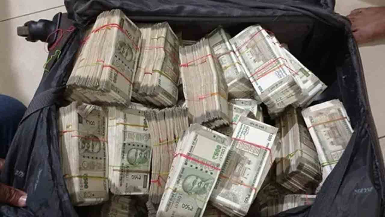 మావోయిస్టులకు చేరవేస్తున్న నగదు సీజ్‌