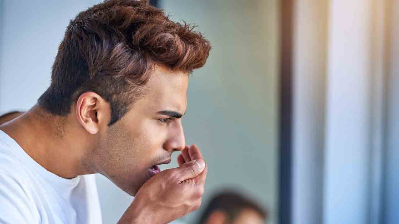 యాలకులు తినడం వల్ల నోటి దుర్వాసన దూరమవుతుంది. అనేక మౌత్ ఫ్రెష్‌నర్‌లలో యాలకుల రసాన్ని కలుపుతారు. బాడీ డీహైడ్రేషన్ కాకుండా కూడా యాలకులు కాపాడుతాయి.
