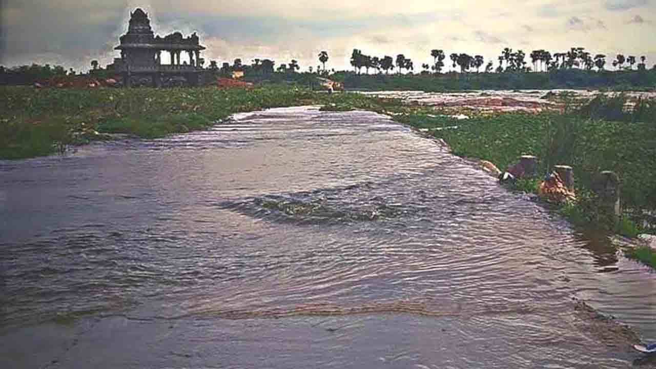 Musi River | మూసీ నదికి పోటెత్తిన వరద.. పలు చోట్ల ట్రాఫిక్కు అంతరాయం
