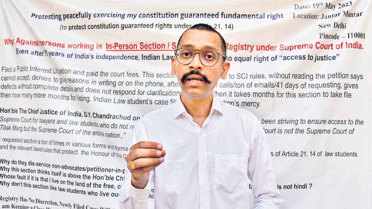 సుప్రీంకోర్టు అధికారుల తీరుపై హైదరాబాద్‌ లా స్టూడెంట్‌ నిరసన