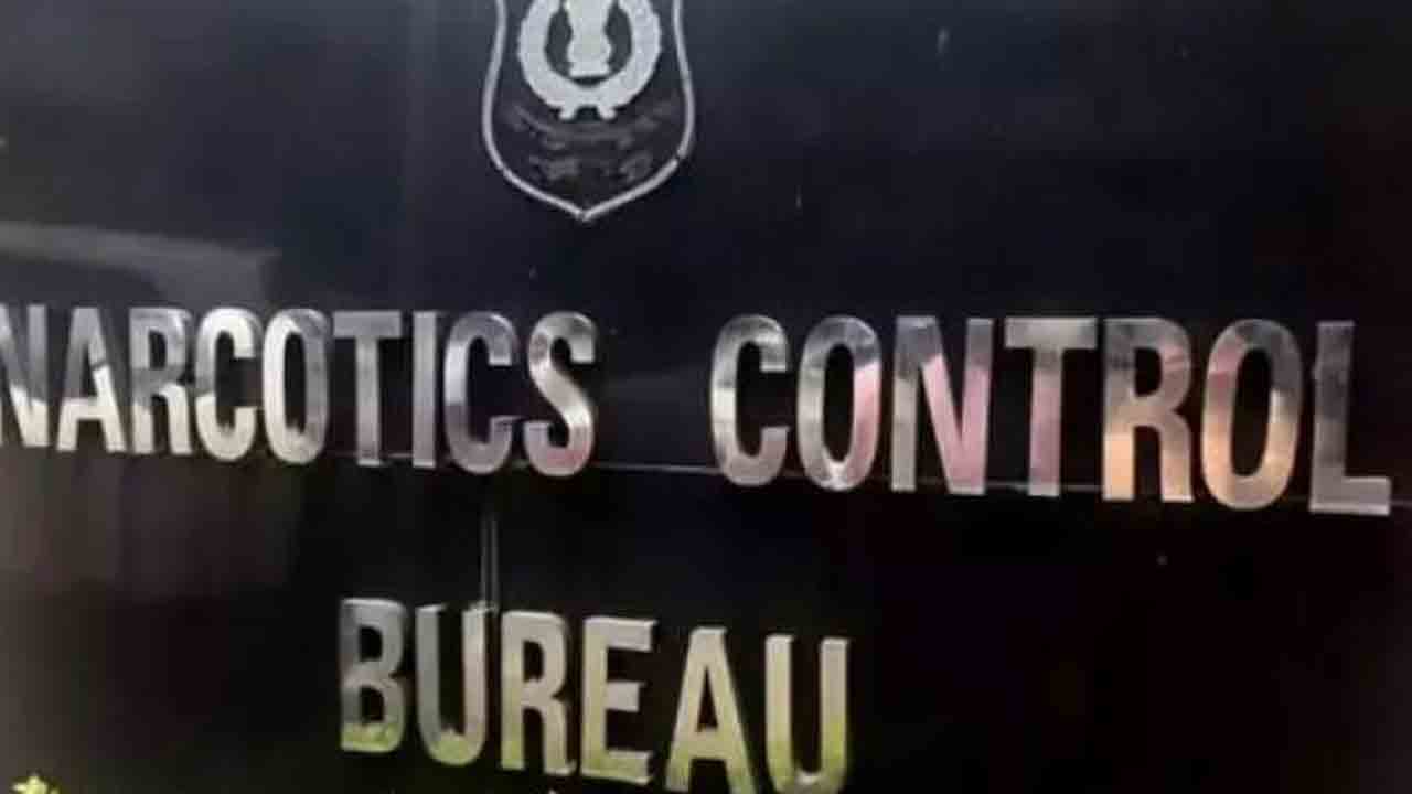 డ్రగ్స్‌ కేసులో ఎన్సీబీ అధికారి డిస్మిస్‌