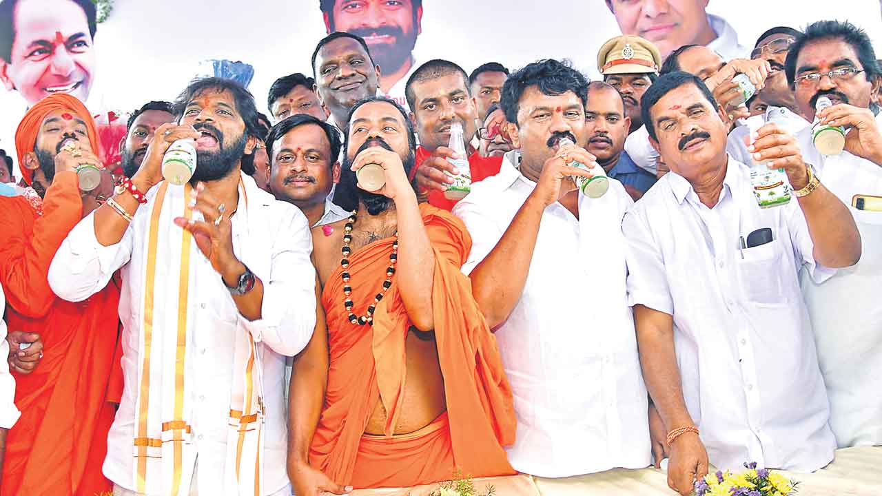 Neera cafe |  గౌడల ఆత్మగౌరవానికి నీరాజనం.. బీమాతో గీత వృత్తిదారులకు భరోసా: మంత్రి శ్రీనివాస్‌గౌడ్‌