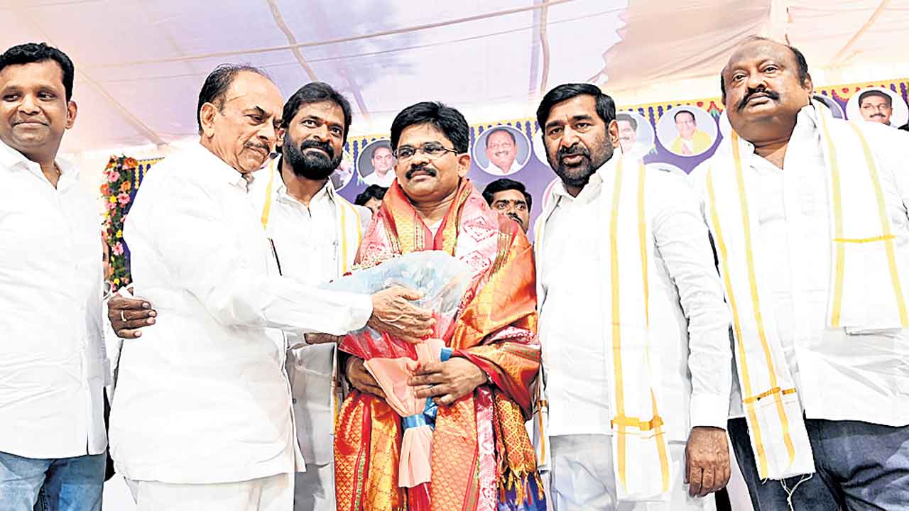 పల్లె రవి ప్రమాణ స్వీకారం