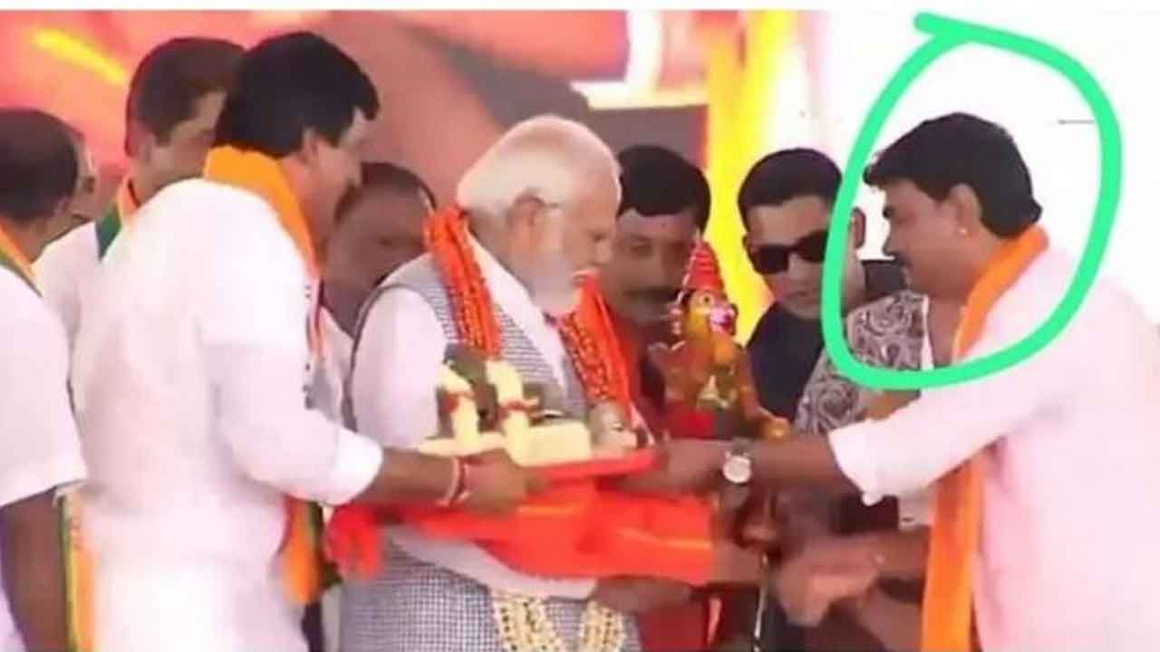 మోదీకి రౌడీషీటర్‌ సతారం