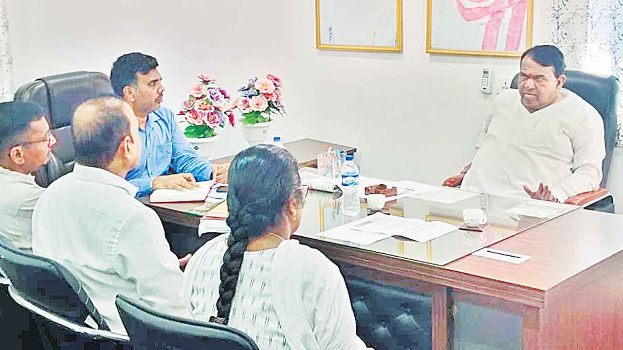 తడిసిన ప్రతి గింజనూ కొనుగోలు చేస్తాం