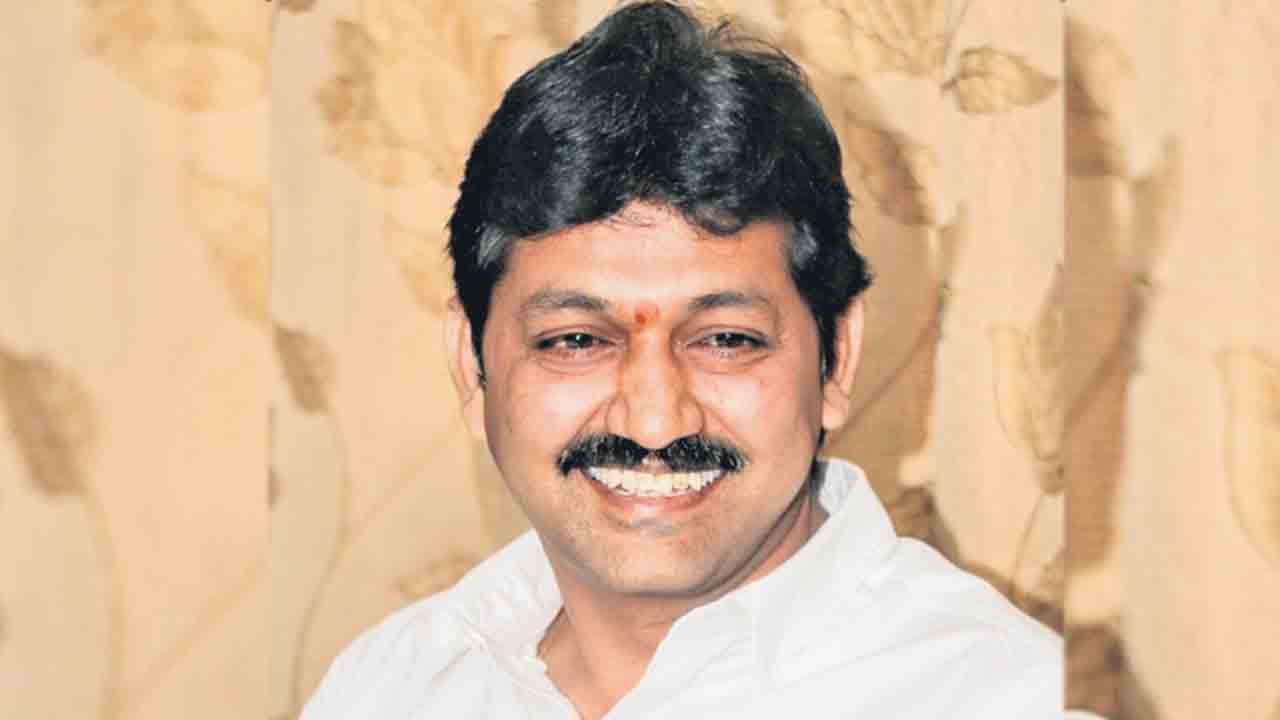 అమరుల కుటుంబాలకు ప్రియాంకగాంధీ క్షమాపణ చెప్పాలి