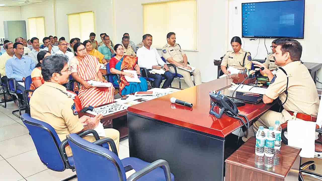 నకిలీ విత్తనాలు విక్రయిస్తే కఠిన చర్యలు