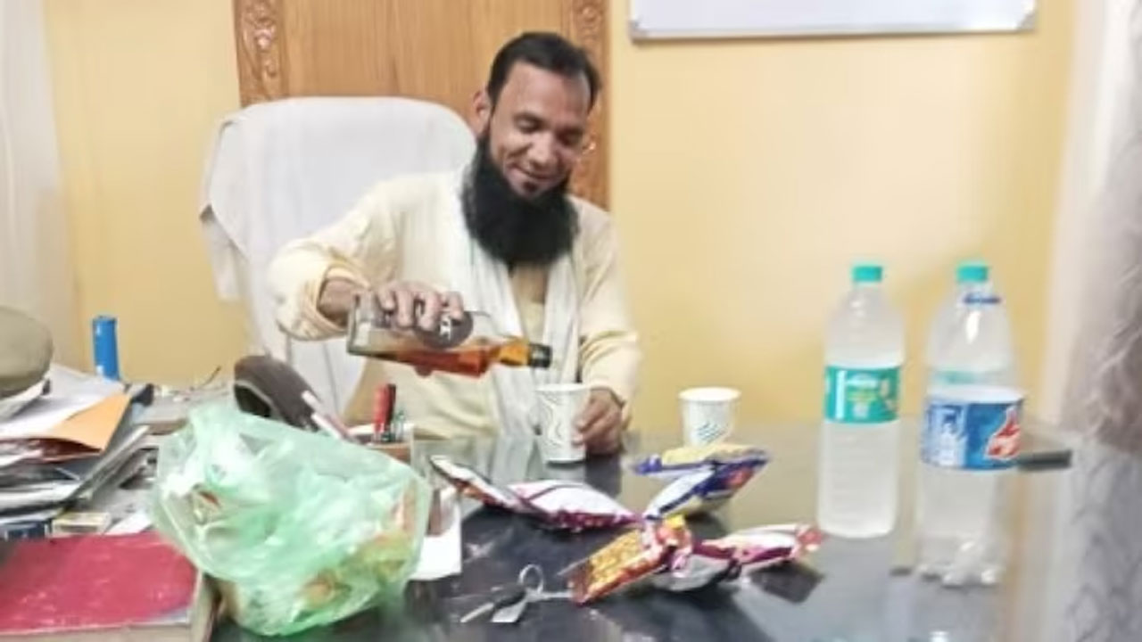 Cop Suspended: పోలీస్ స్టేష‌న్‌లో మ‌ద్యం తాగిన వ్య‌క్తి.. ఆ ఘ‌ట‌న‌లో ఇంచార్జి పోలీసుపై వేటు