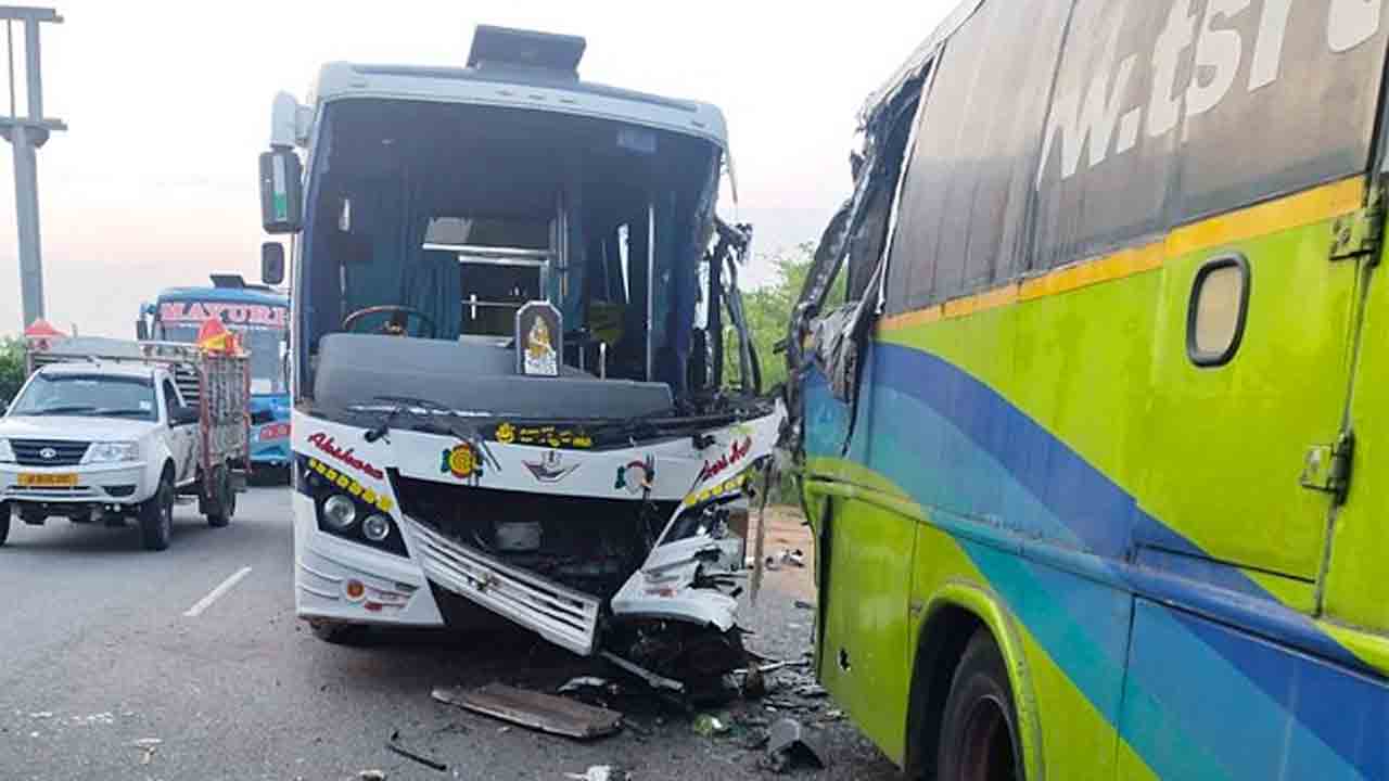 Pushpa-2 Movie | పుష్ప-2 మూవీ ఆర్టిస్టులు వెళ్తున్న బస్సుకు యాక్సిడెంట్‌