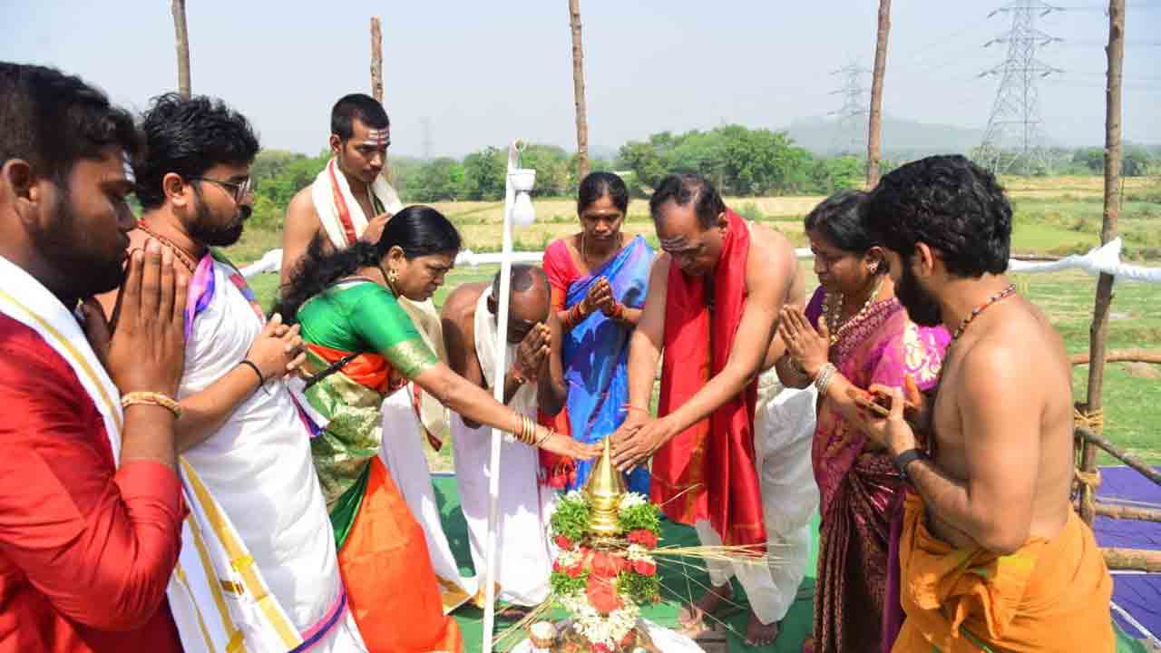 కొలువుదీరిన చెట్టుకింది శివయ్య