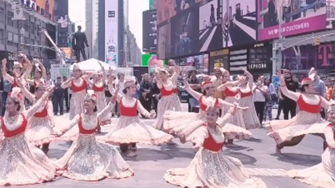 Jab Pyar Kiya To Darna Kya: జ‌బ్ ప్యార్ కియాతో డ‌ర్నా క్యా.. టైమ్స్ స్క్వేర్ వ‌ద్ద ఫ్లాష్ మాబ్‌.. వీడియో