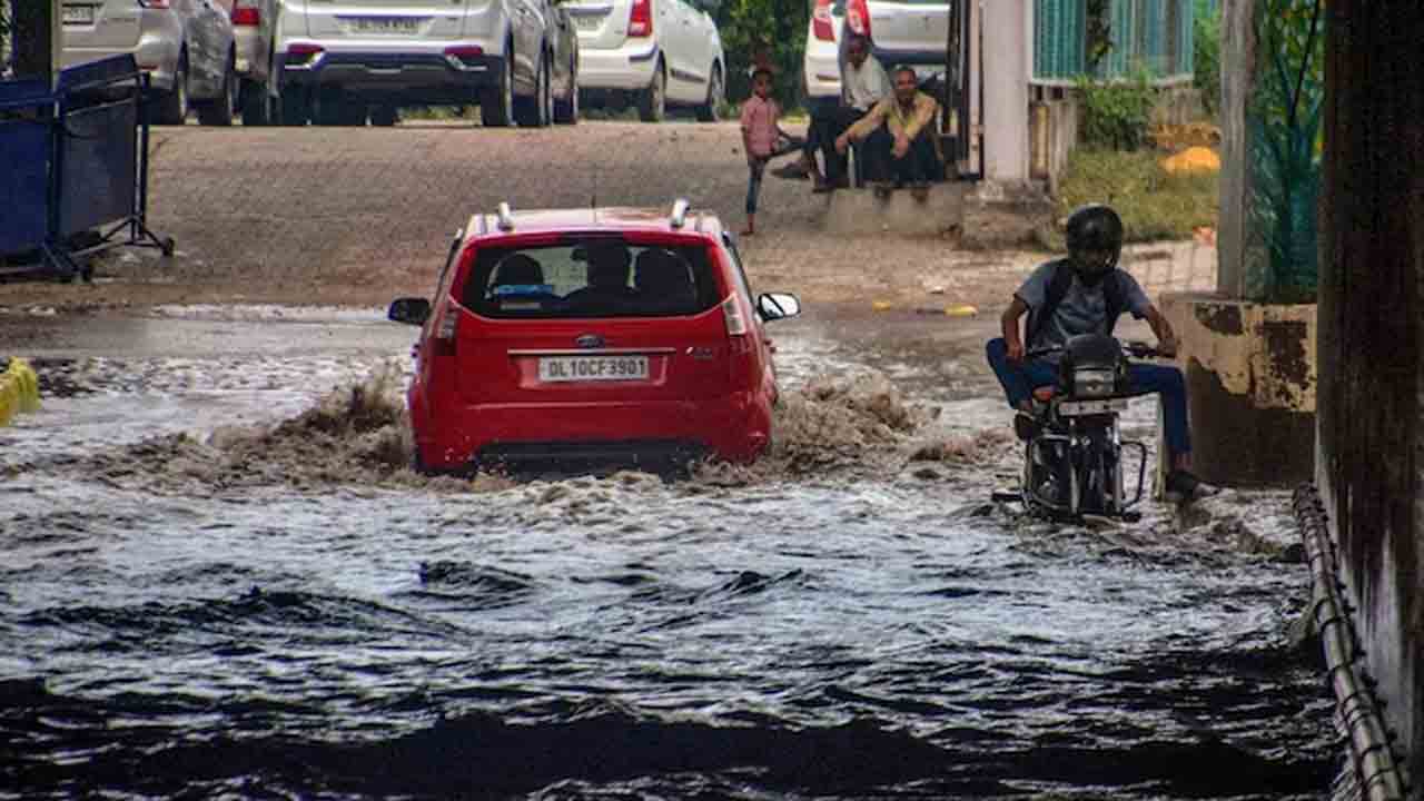 Delhi | ఢిల్లీలో భారీ వ‌ర్షం.. మే 1న 13 ఏండ్ల త‌ర్వాత ప‌డిపోయిన ఉష్ణోగ్ర‌త‌లు..!