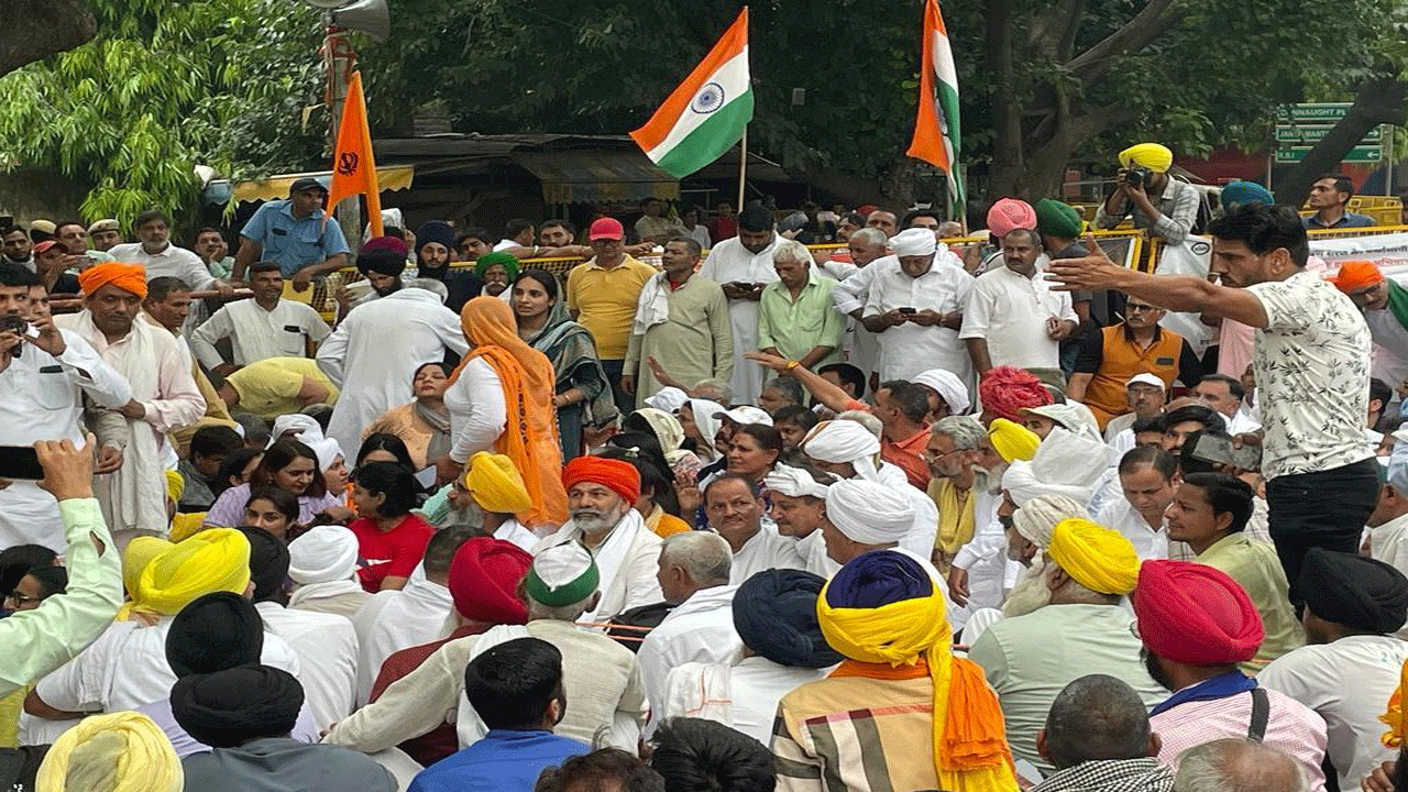 మ‌హిళా రెజ్ల‌ర్ల ఆందోళ‌న‌కు రైతు సంఘాల‌ నేత రాకేష్ తికాయ‌త్ మ‌ద్ద‌తు